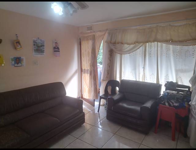 2 BEDROOM FLAT FOR SALE IN PINETOWN CENTRAL